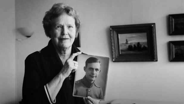 Marjolein Dalhuisen met foto van vader Reinier Dalhuisen, verzetsstrijder