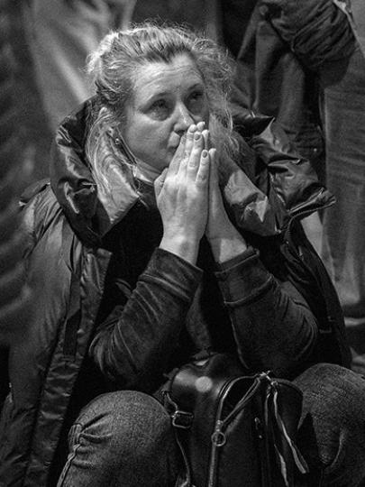 Campagnefoto Giro555 Oekraïne - vrouw knielt emotioneel op de grond
