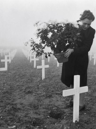 vrouw op begraafplaats