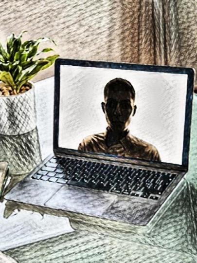 Vrouw voert deepfake gesprek via beeldscherm